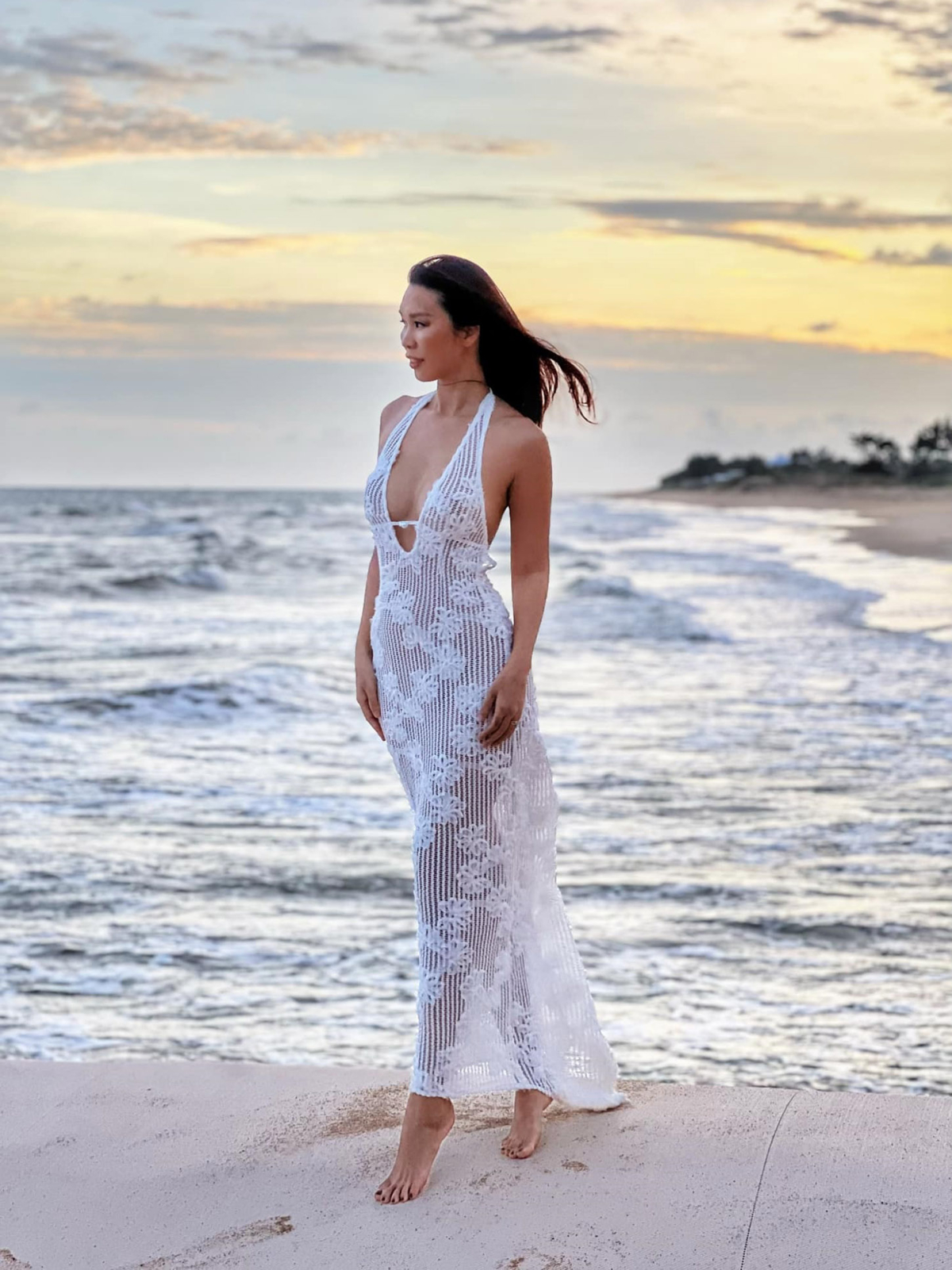 Để phô diễn trọn vẹn đường cong, Hà Anh ưu tiên thiết kế xẻ cổ sâu và khoét lưng trên nền lưới xuyên thấu.