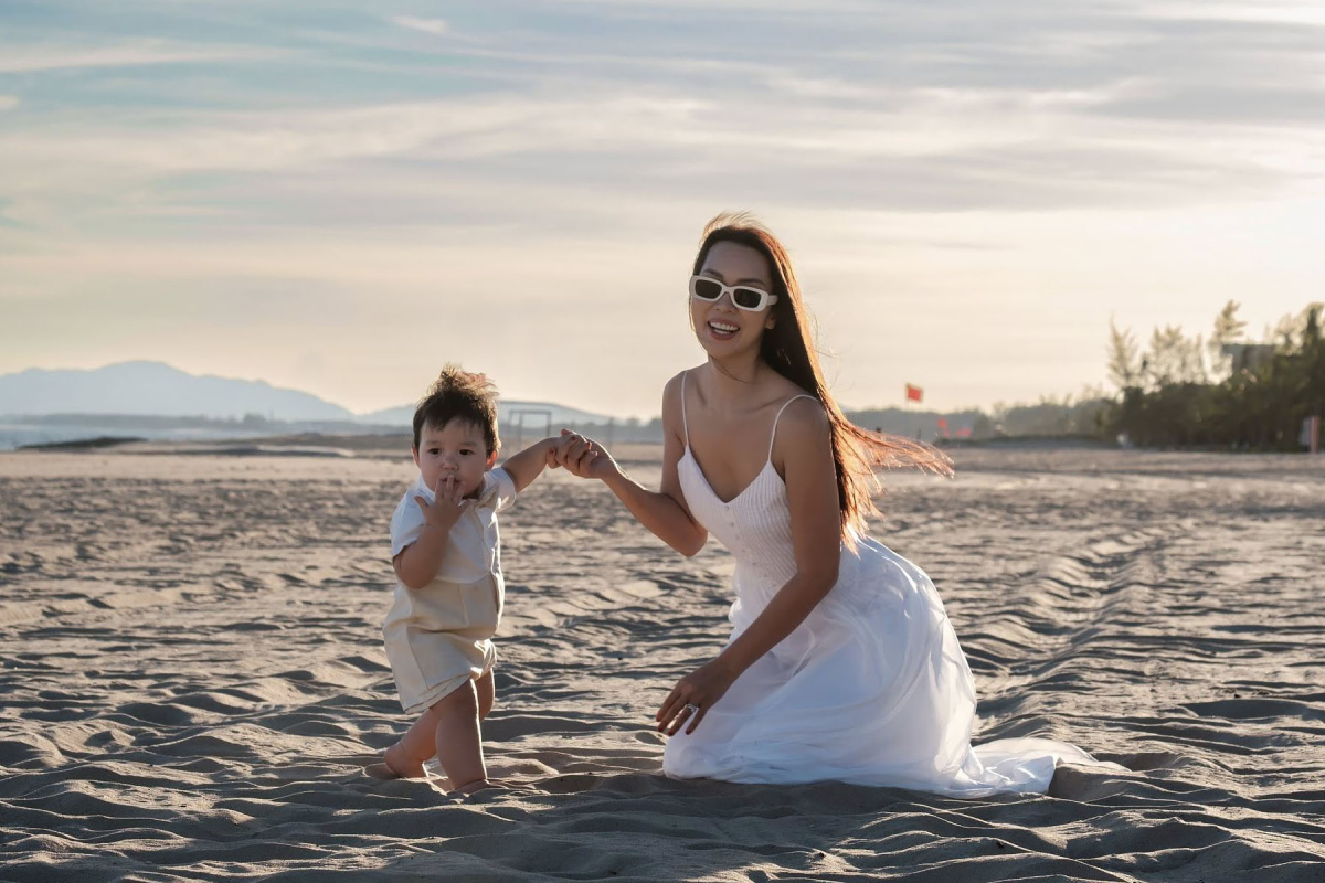 Nếu muốn kín đáo hơn mà vẫn thu hút ánh nhìn theo từng bước chân, bạn có thể chọn đầm maxi hai dây dáng xòe chiết eo vừa vặn như giám khảo Miss Universe Vietnam 2022.