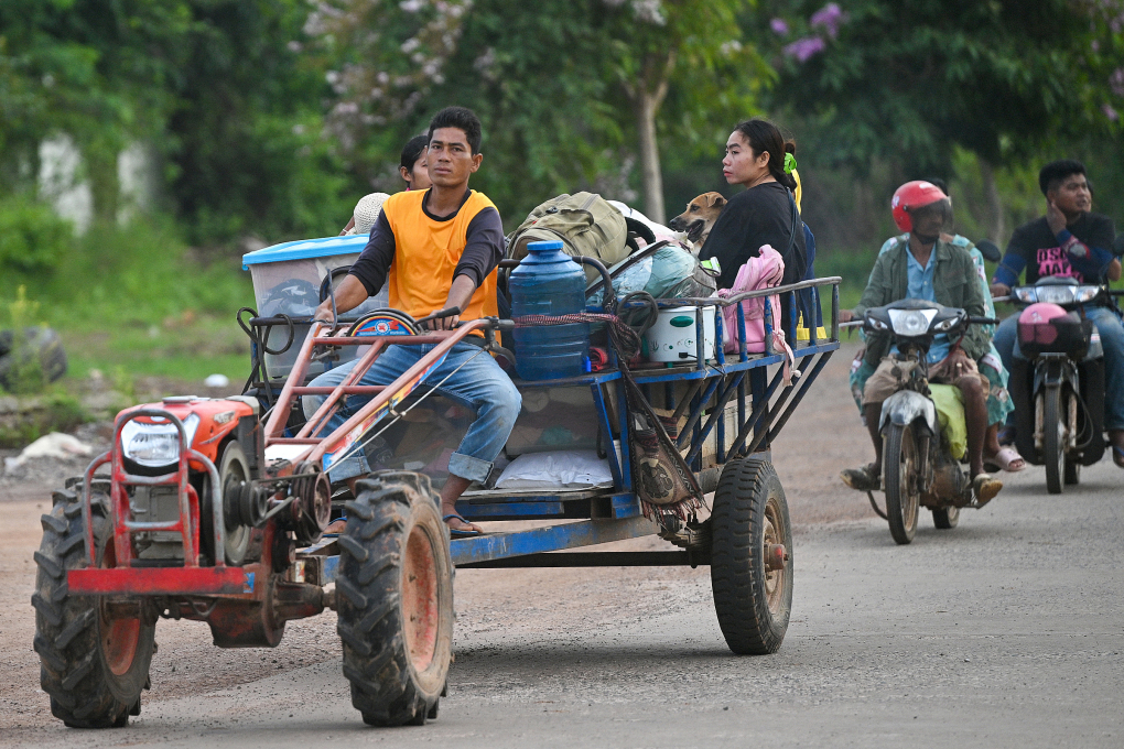 Người dân sơ tán khỏi vùng giao tranh tại biên giới Thái Lan - Campuchia ngày 25/7. Ảnh: AFP
