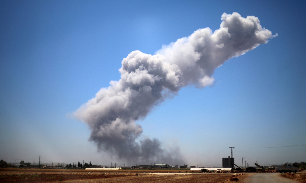 Cột khói bốc lên từ thành phố Maarat Misrin thuộc tỉnh Idlib, miền bắc Syria ngày 24/7. Ảnh: AFP