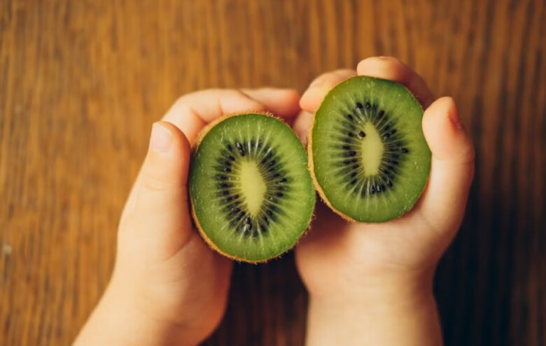 Thêm kiwi vào bữa ăn hoặc sinh tố hàng ngày là cách đơn giản để bạn vừa giữ dáng, vừa nuôi dưỡng mái tóc khỏe đẹp tự nhiên.