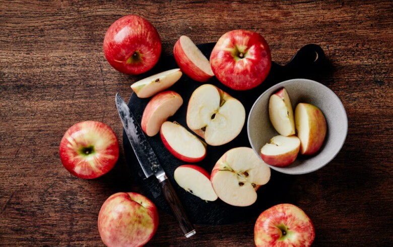 Với vị ngọt thanh, giòn mát và dễ mang theo, táo là lựa chọn lý tưởng cho bữa ăn nhẹ buổi chiều hoặc tráng miệng sau bữa chính, vừa ngon miệng vừa nuôi dưỡng mái tóc từ sâu bên trong.