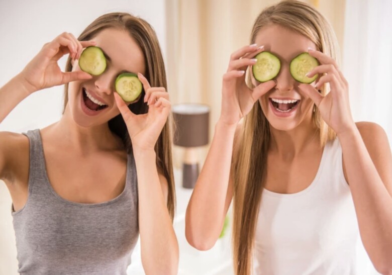 Từ việc đắp trực tiếp lát dưa lên da, làm mặt nạ, xịt khoáng đến pha nước detox, dưa leo trở thành “vũ khí” chăm da đơn giản, hiệu quả mà ai cũng có thể áp dụng ngay tại nhà.