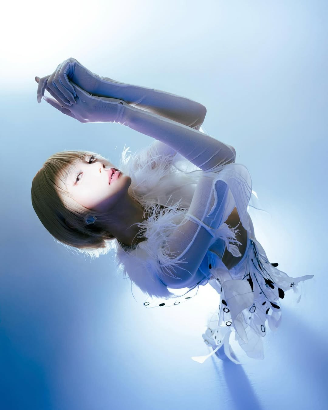 Minh Hằng mặc táo bạo, được khen đẹp như AI - 4