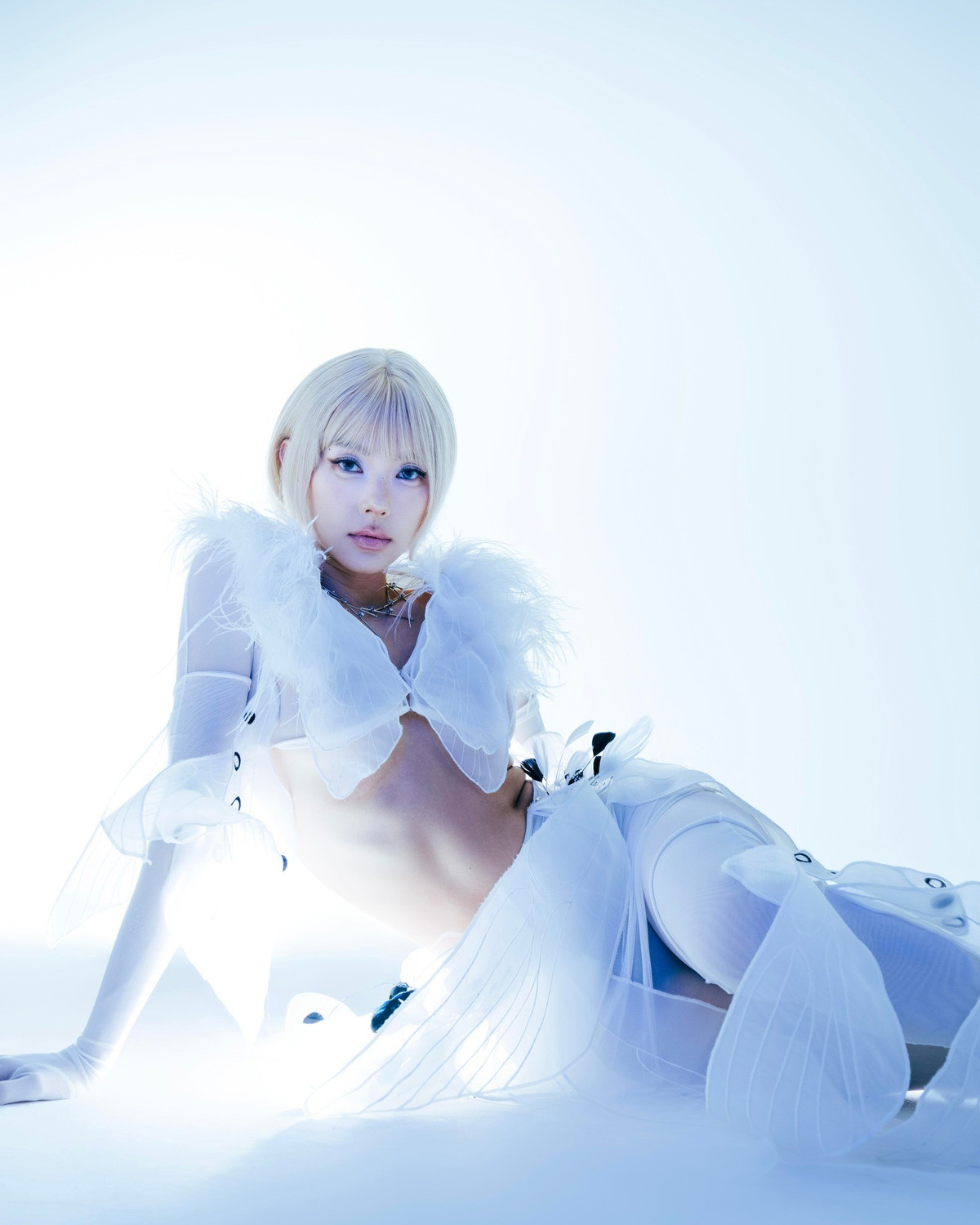 Minh Hằng mặc táo bạo, được khen đẹp như AI - 6