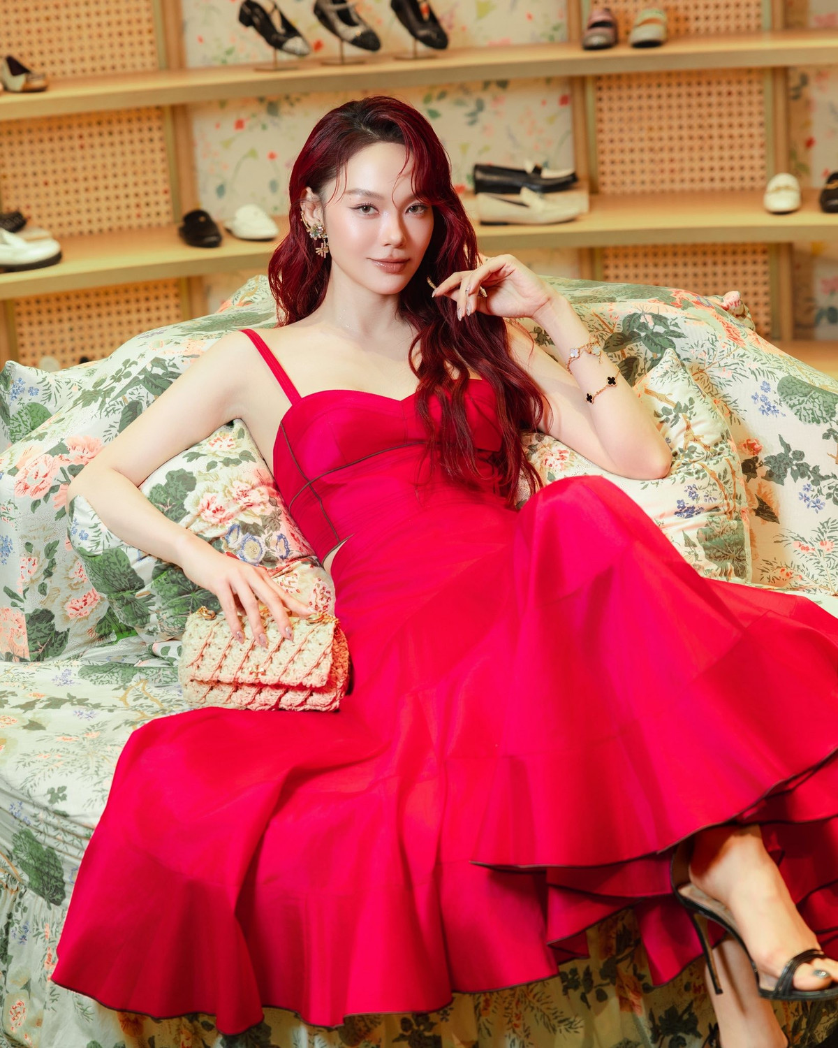 br /
img src/upload/3-2025/images/2025-07-26/1753516185-hang8-width1200height1600.jpg width660 /br /
Trước khi lấy chồng, cô được xem là phú bà với khối tài sản không phải dạng vừa như biệt thự, xe hơi, đồ hiệu. Ảnh: Instagram Minh Hằng.