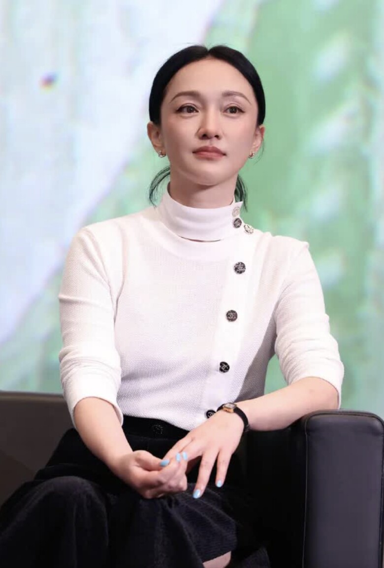 Dù đã chạm ngưỡng tuổi 50, “quốc bảo diễn xuất” Châu Tấn vẫn khiến công chúng ngỡ ngàng bởi nhan sắc trẻ trung, làn da mịn màng và vóc dáng thon gọn như thuở đôi mươi.