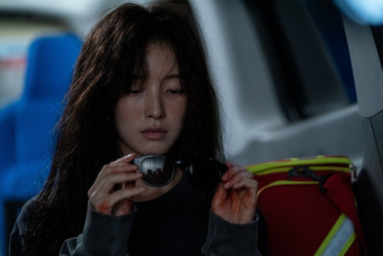 Câu chuyện xoay quanh Shin Hyun Heup (Arin) – cô gái kể từ khi sinh ra đã sở hữu năng lực nhìn thấy những sợi chỉ đỏ trên đầu mỗi người.