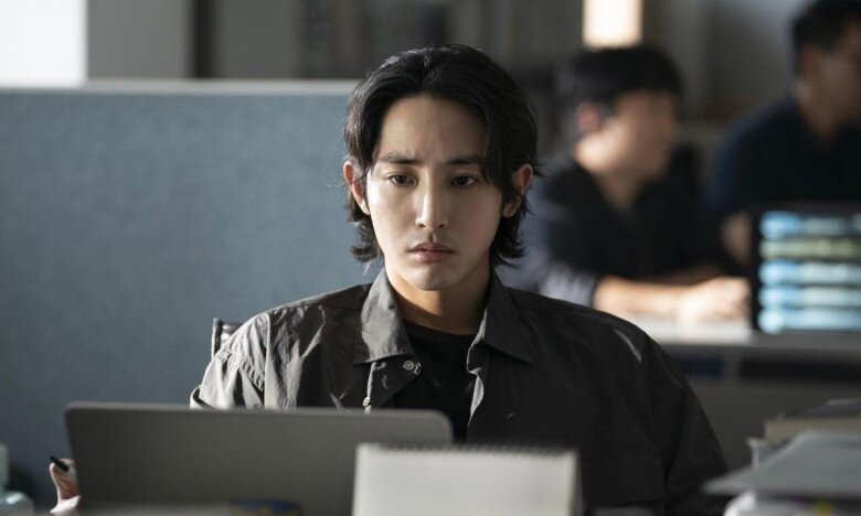 Với lối diễn xuất tiết chế, Lee Soo Hyuk thể hiện cảm xúc chủ yếu qua ánh mắt, tận dụng sự im lặng để khắc hoạ hình tượng cảnh sát thâm trầm, nhiều suy tính.
