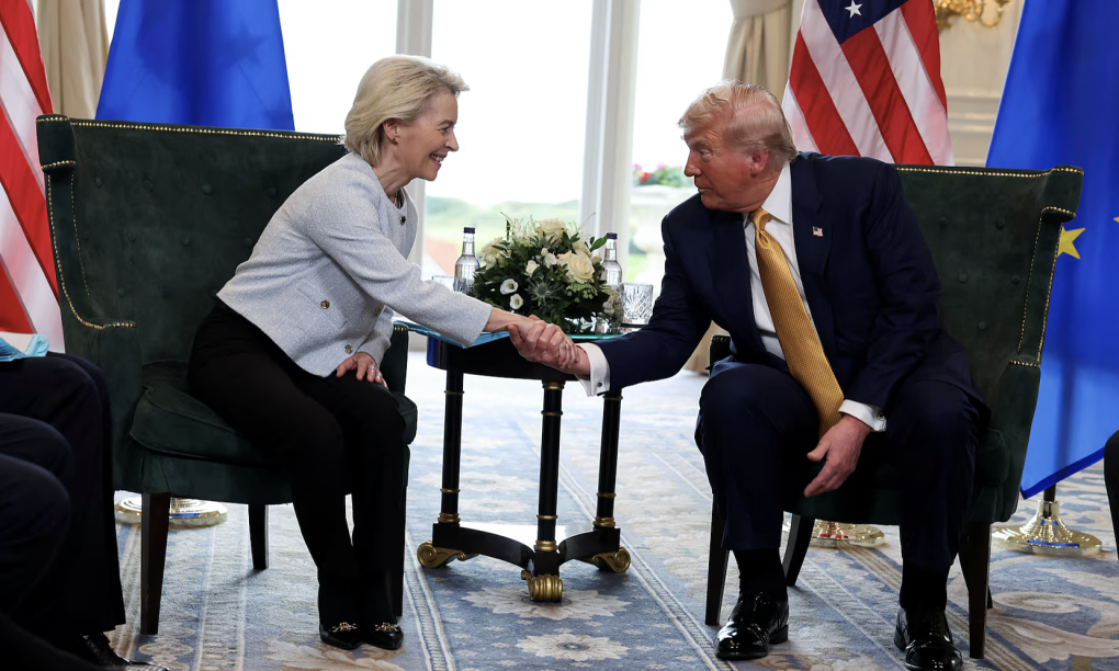 [Tổng thống Donald Trump bắt tay Chủ tịch Ủy ban châu Âu Ursula von der Leyen, tại Turnberry, Scotland hôm 27/7. Ảnh: Reuters