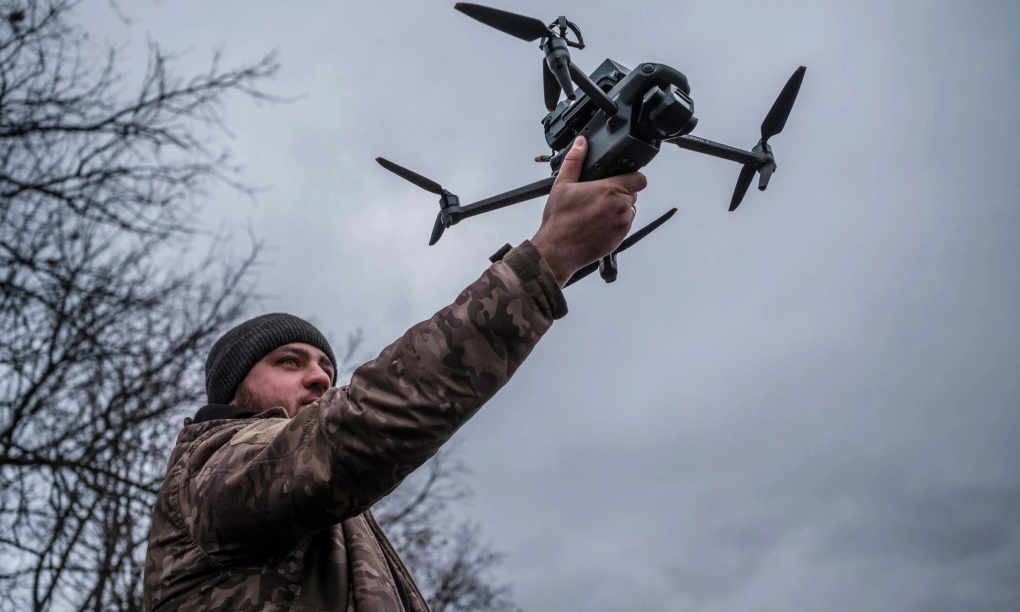 Quân nhân Ukraine triển khai drone ở ngoại ô Kupyansk trong bức ảnh tháng 1. Ảnh:Telegraph