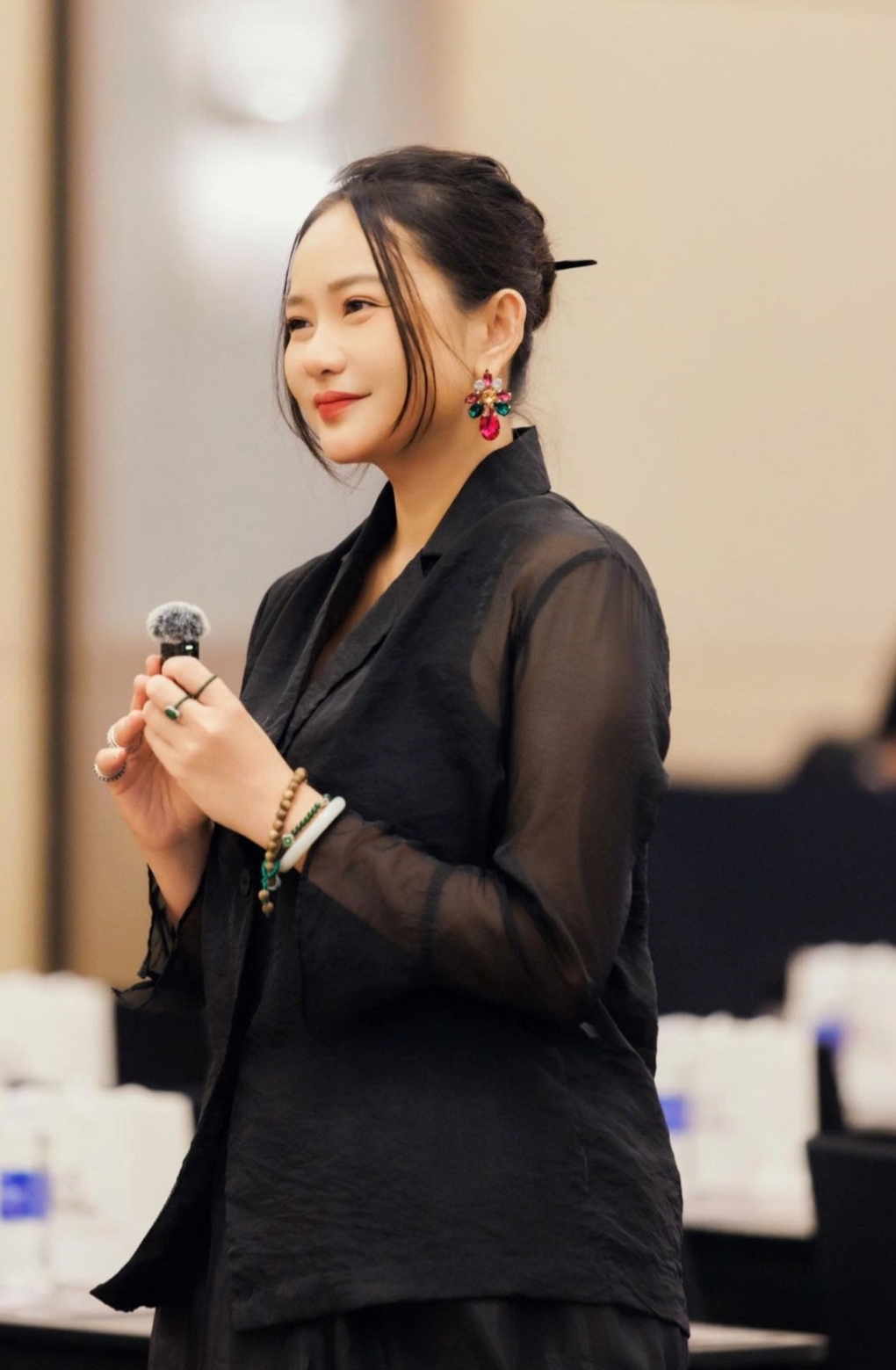 Phan Như Thảo diện trang phục sắc đen, dáng rộng khi tham gia sự kiện, ngày 20/7 ở TP HCM.