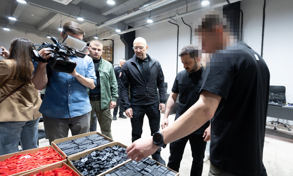 Tổng thống Zelensky thăm xưởng chế tạo drone đánh chặn nội địa của Ukraine hôm 25/7. Ảnh: Văn phòng Tổng thống Ukraine