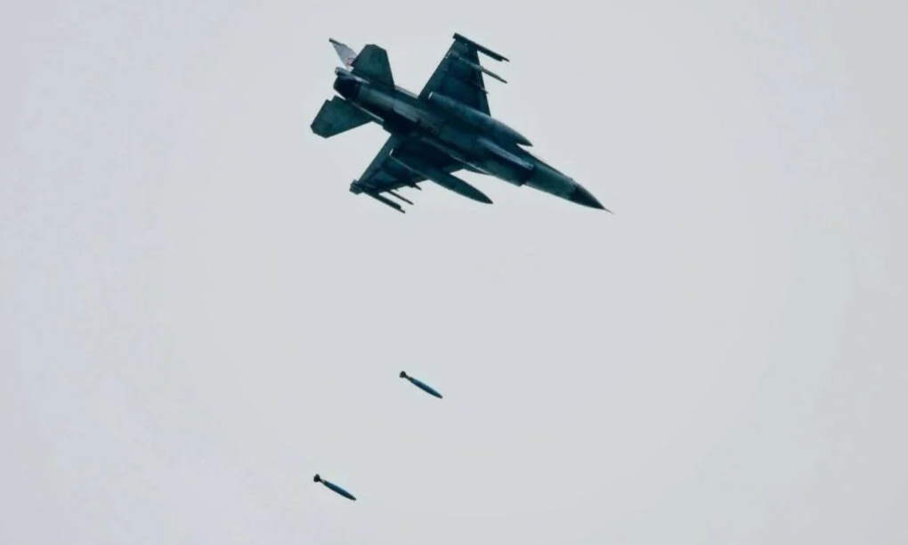 Tiêm kích F-16 Thái Lan thả bom. Ảnh: Không quân Thái Lan