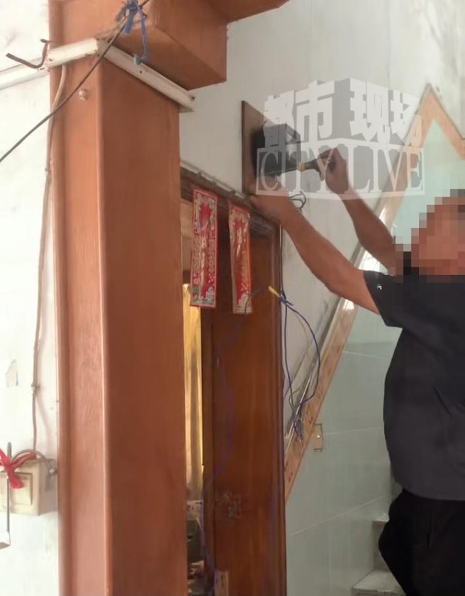 Chủ trọ tháo đường nối điện vào công tơ nhà ông Hàn. Ảnh cắt từ video