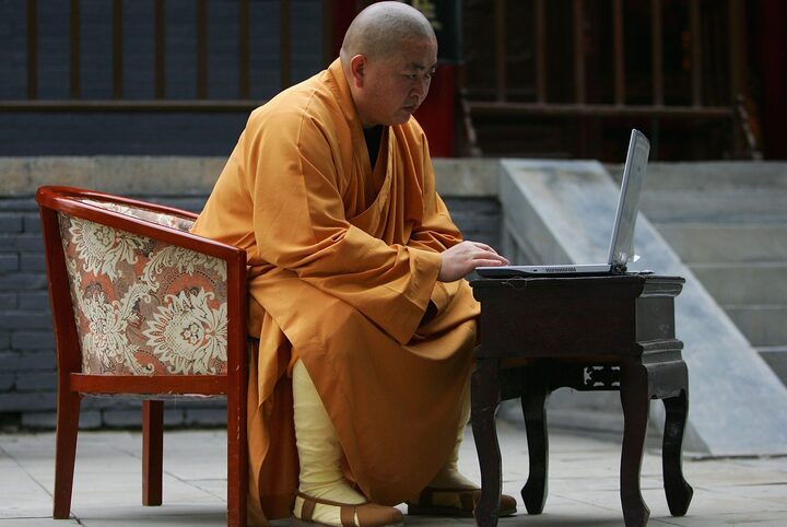 Choáng với độ giàu có của trụ trì Thiếu Lâm Tự: Cà sa dát vàng, 15 siêu xe- Ảnh 2.