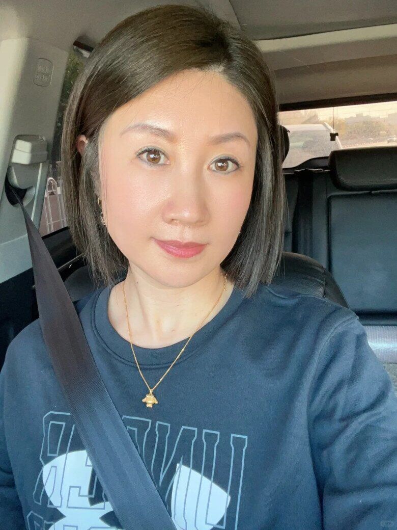 Tại sao phụ nữ bị bạc tóc không nên nhuộm đen để che đi mái tóc điểm bạc? Nhuộm 5 màu này vừa trẻ lại mãi không phai - 3