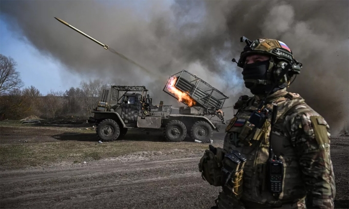 Pháo phản lực BM-21 Nga nã rocket về vị trí Ukraine ngày 24/3. Ảnh: BQP Nga