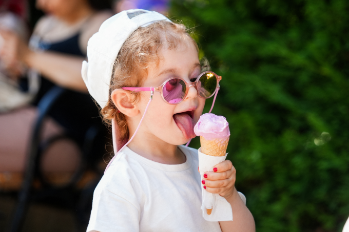 Một em bé ăn kem giải nhiệt tại công viên Kugulu, Ankara, thủ đô Thổ Nhĩ Kỳ, ngày 24/7. Ảnh: AFP