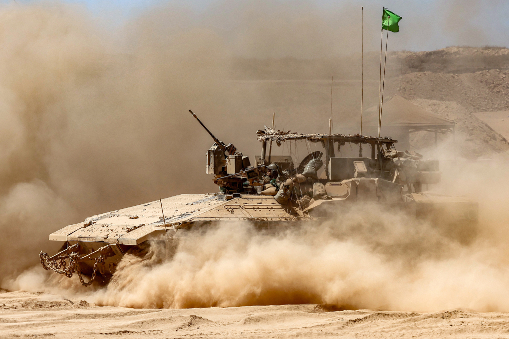 Thiết giáp Israel hoạt động tại miền trung Dải Gaza ngày 24/7. Ảnh: AFP