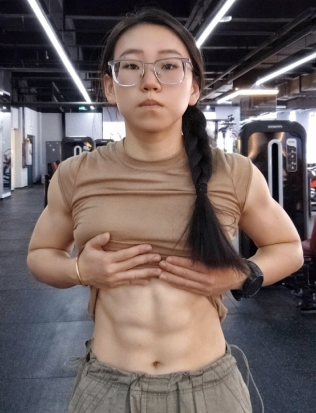 Diên Diên khoe cơ bụng trong phòng tập thể hình. Ảnh: Dahe News