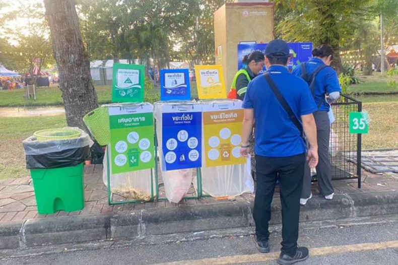 Người dân phân loại rác tại Bangkok. Ảnh: BMA