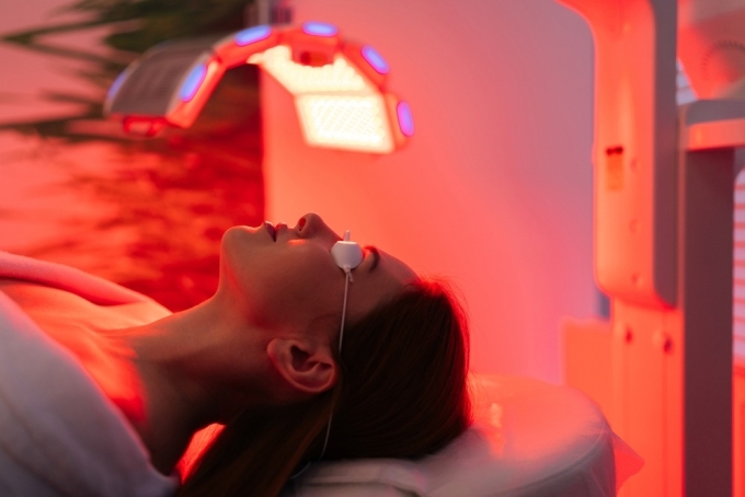 Liệu pháp ánh sáng đỏ (red light therapy) là phương pháp điều trị sử dụng ánh sáng đỏ có bước sóng thấp (khoảng 630 nm) lên làn da. Các bước sóng này có thể xuyên qua 2-3 mm dưới da và kích thích tái tạo tế bào nhằm cải thiện kết cấu da, giảm nếp nhăn và thúc đẩy sản xuất collagen.