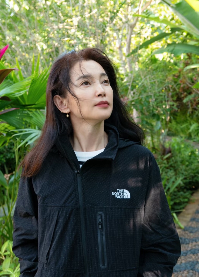 Người đẹp 52 tuổi để mặt mộc khoe làn da mịn màng, tươi tắn. Ảnh: Red Note