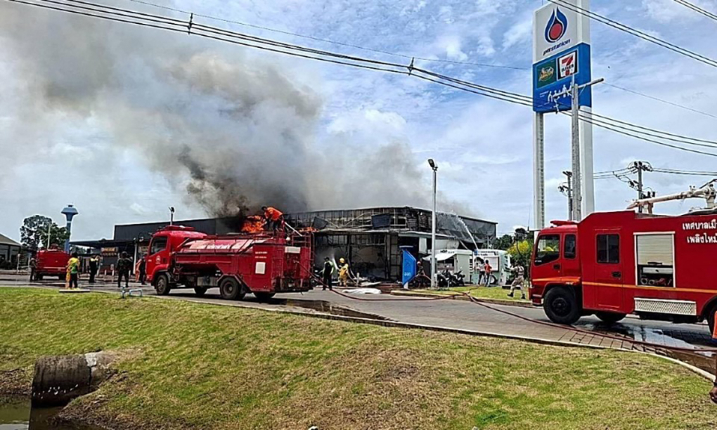 Đám cháy tại trạm xăng ở tỉnh Sisaket, Thái Lan sau trận tập kích ngày 24/7. Ảnh: AFP