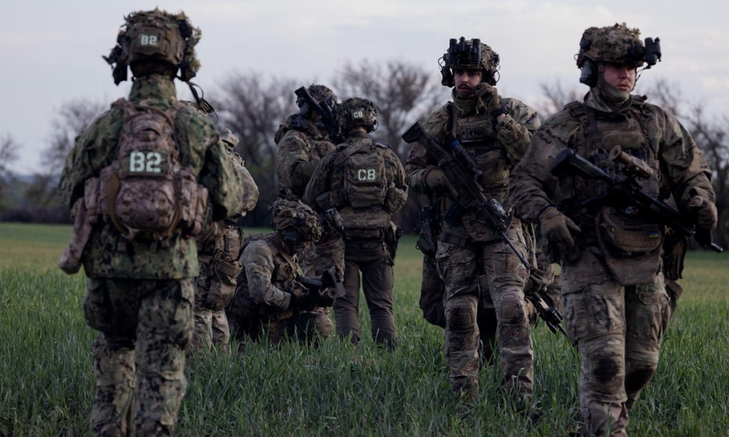 Các binh sĩ Ukraine tham gia một cuộc huấn luyện quân sự tại địa điểm không được tiết lộ ở tỉnh Kharkov hồi tháng 5. Ảnh: AFP