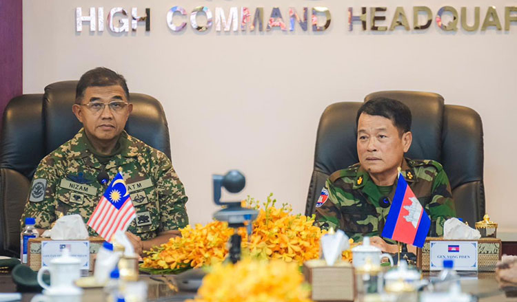 Tướng Mohd Nizam Bin Haji Jaffar (trái) và tướng Vong Pisen họp tại Phnom Penh ngày 29/7. Ảnh: Khmer Times
