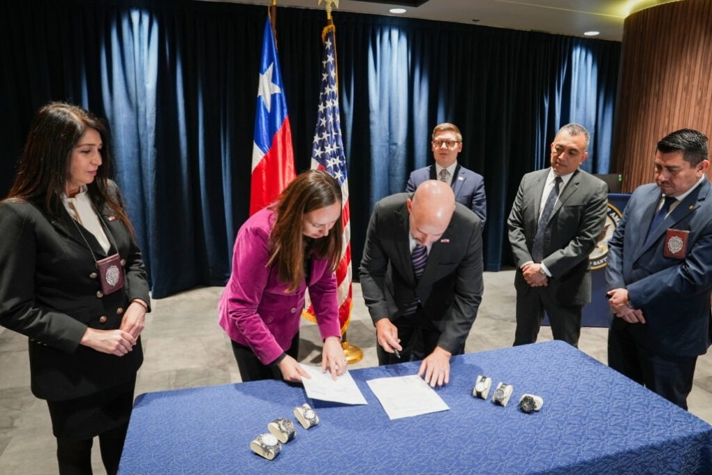 Giới chức Chile bàn giao 6 chiếc đồng hồ của Keanu Reeves cho đại diện FBI tại Santiago, thủ đô Chile, ngày 29/7. Ảnh: Đại sứ quán Mỹ tại Santiago