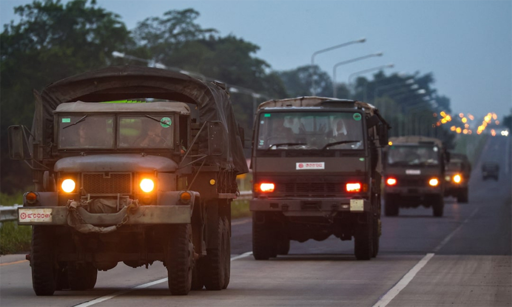 Đoàn xe quân sự di chuyển trên tuyến đường thuộc tỉnh Buriram, Thái Lan ngày 25/7. Ảnh: Reuters