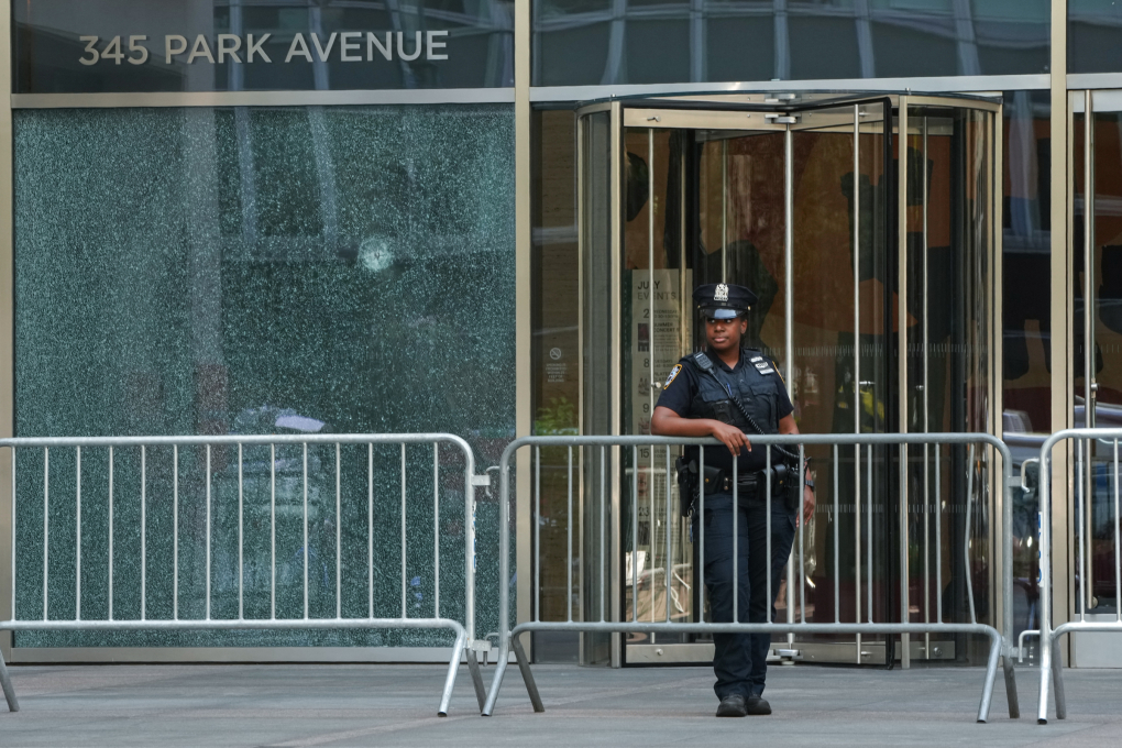 Cảnh sát đứng gác bên ngoài tòa nhà 345 Park Avenue ở khu Midtown Manhattan, New York, ngày 29/7. Ảnh: AFP