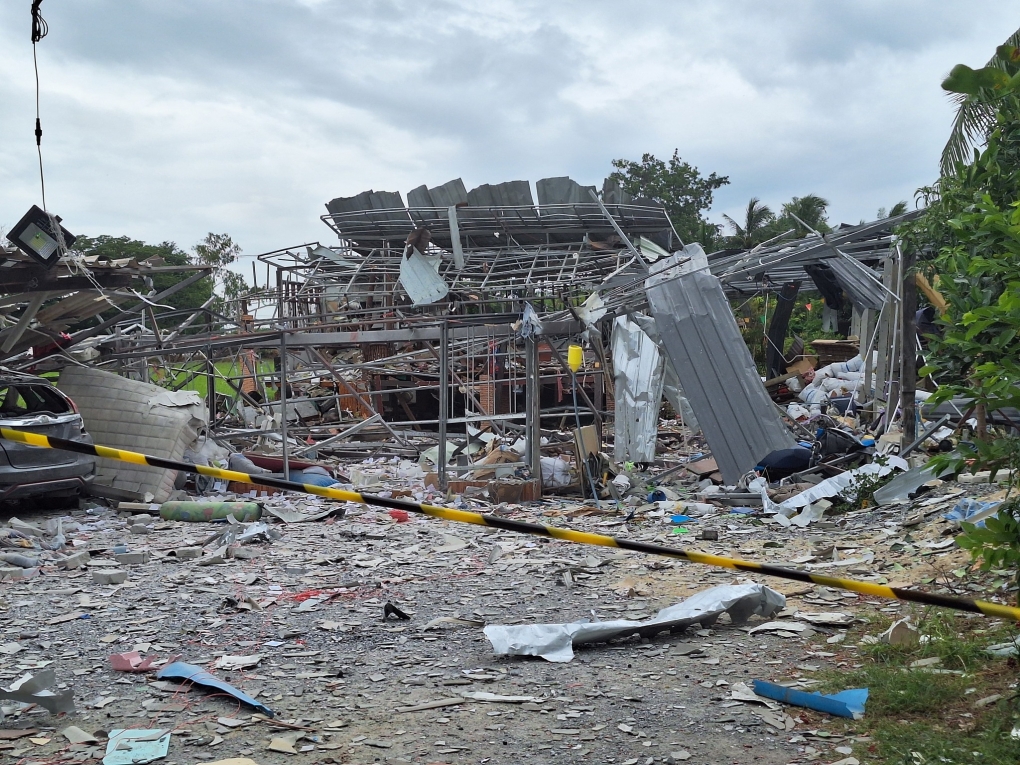 Nhà máy pháo hoa ở huyện Mueang, tỉnh Suphan Buri, Thái Lan bị phá hủy hoàn toàn sau vụ nổ ngày 30/7. Ảnh: PBS World