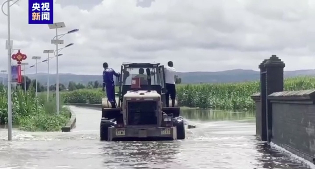 Mưa lũ gây ngập một con đường ở tỉnh Sơn Tây, Trung Quốc trong tuần này. Ảnh: CCTV