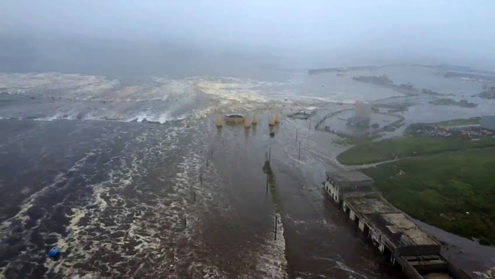 Sóng thần tấn công thị trấn Severo-Kurilsk ở Nga ngày 30/7. Ảnh: AFP