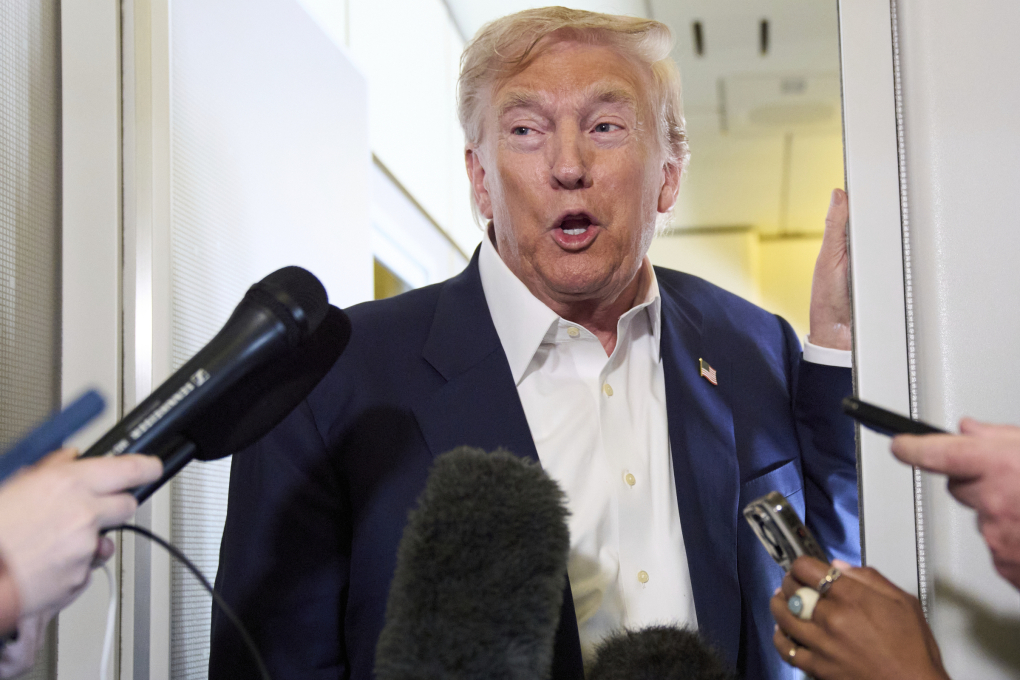 Tổng thống Donald Trump trên chuyên cơ Không lực Một rời Scotland ngày 29/7. Ảnh: AP