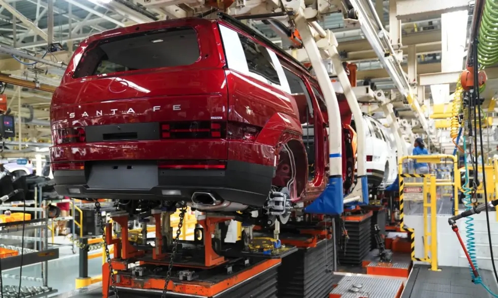 Hyundai Santa Fe 2027 có thay đổi quan trọng: Bỏ hộp số DCT, tinh chỉnh thiết kế đậm chất Land Rover hơn, chưa rõ có 'vuốt' lại đuôi không- Ảnh 3. Hyundai Santa Fe 2027 có thay đổi quan trọng: Bỏ hộp số DCT, tinh chỉnh thiết kế đậm chất Land Rover hơn, chưa rõ có 'vuốt' lại đuôi không- Ảnh 3.