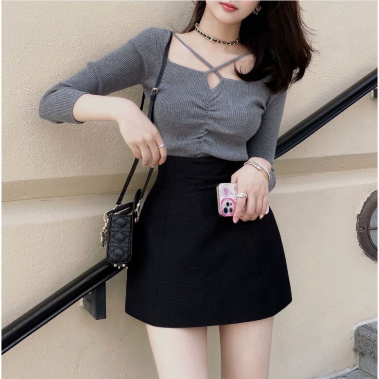 Chân váy chữ A, tôn phần hông và làm nổi bật vòng eo.