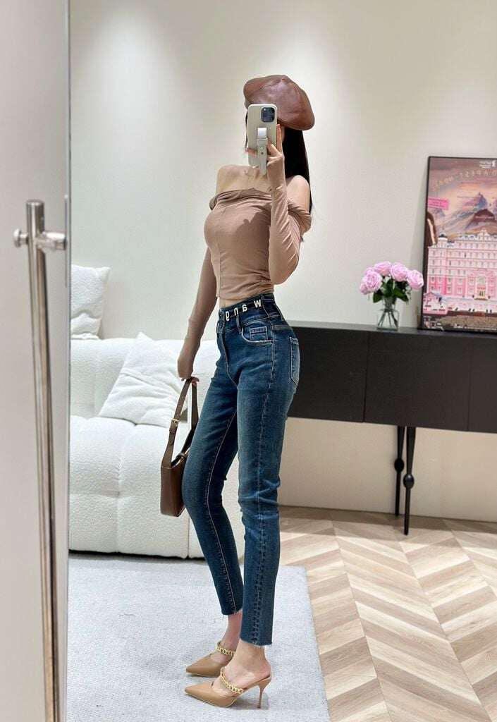 Quần ống côn, giúp đôi chân trông thon gọn và định hình dáng vóc.