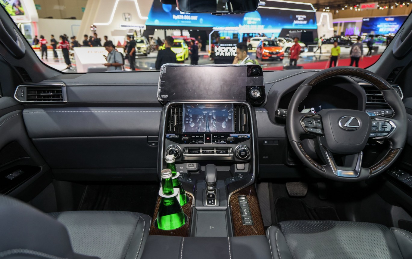 Chi tiết 'chuyên cơ mặt đất' Lexus LX 700h tại ĐNÁ: Giá quy đổi từ 5,4 tỷ đồng, động cơ hybrid mạnh 457 mã lực, có bản 4 chỗ với ghế thương gia- Ảnh 4.