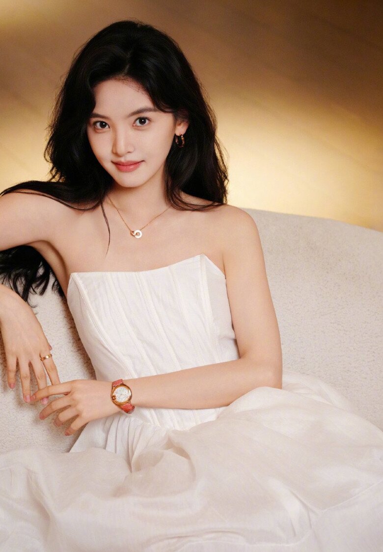 Nhờ duy trì thói quen tốt, Chương Nhược Nam không chỉ sở hữu làn da trắng mịn mà còn được xem là “nữ thần thanh xuân” không chỉ bởi nhan sắc mà còn bởi lối sống tích cực và lành mạnh.