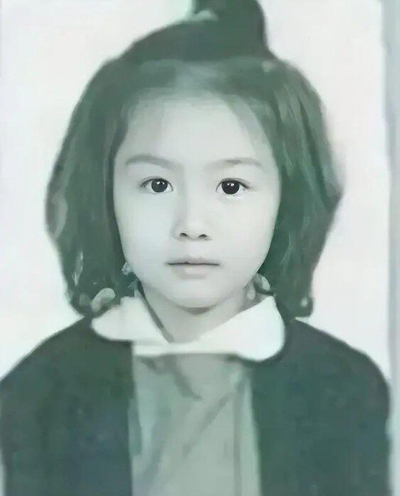 Khi còn nhỏ, Trần Hồng gây ấn tượng bởi gương mặt xinh xắn, đôi mắt to tròn long lanh cùng chiếc mũi nhỏ nhắn, thanh tú.