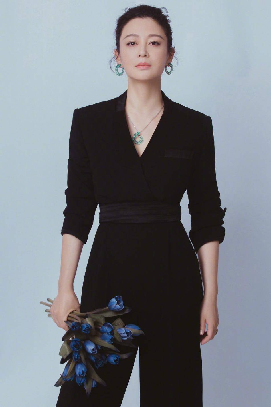 Dù đã chạm ngưỡng U60, Trần Hồng vẫn nhiều lần gây sốt trên hot search nhờ nhan sắc trẻ trung, rạng rỡ khiến nhiều người ngỡ ngàng.