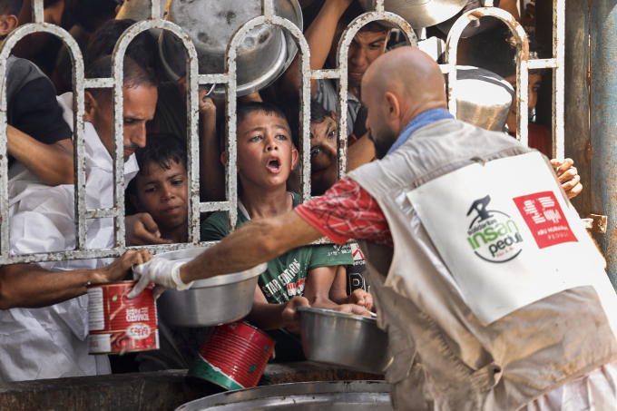Phân phát lương thực tại Khan Younis, miền nam Dải Gaza, ngày 22/7. Ảnh: AFP