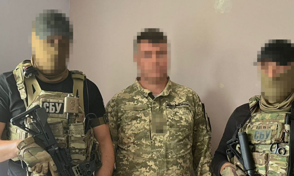 Nghi phạm (giữa) trong bức ảnh đăng ngày 30/7. Ảnh: SBU