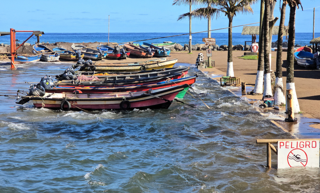 Sóng đánh vào những con thuyền neo tại bến tàu trong lúc cảnh báo sóng thần được ban bố ở đảo Phục Sinh, Chile ngày 30/7. Ảnh: AFP
