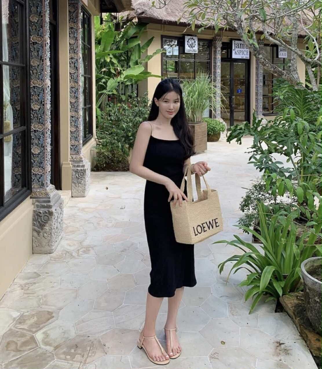 Thay vì lựa chọn váy hai dây có chất liệu thun gân, hãy thử các chất liệu như lụa, linen hoặc cotton cao cấp. Những loại vải này mang lại cảm giác mát mẻ, mềm mại và tôn dáng hơn, đồng thời giúp tổng thể trang phục trở nên thanh lịch và tinh tế hơn.