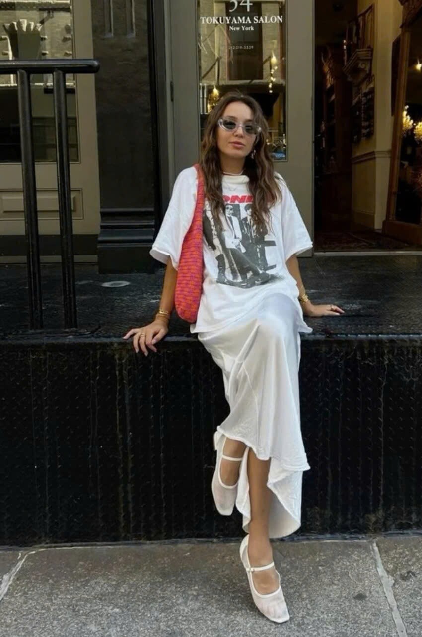 Thay vì chọn những chiếc áo thun giá rẻ, hãy ưu tiên đầu tư vào những sản phẩm chất lượng. Áo thun làm từ cotton tốt, có form chuẩn và đường may chắc chắn sẽ bền đẹp hơn sau nhiều lần giặt. Dù giá cao hơn một chút, nhưng về lâu dài, bạn sẽ tiết kiệm được chi phí và luôn giữ được vẻ ngoài chỉn chu.